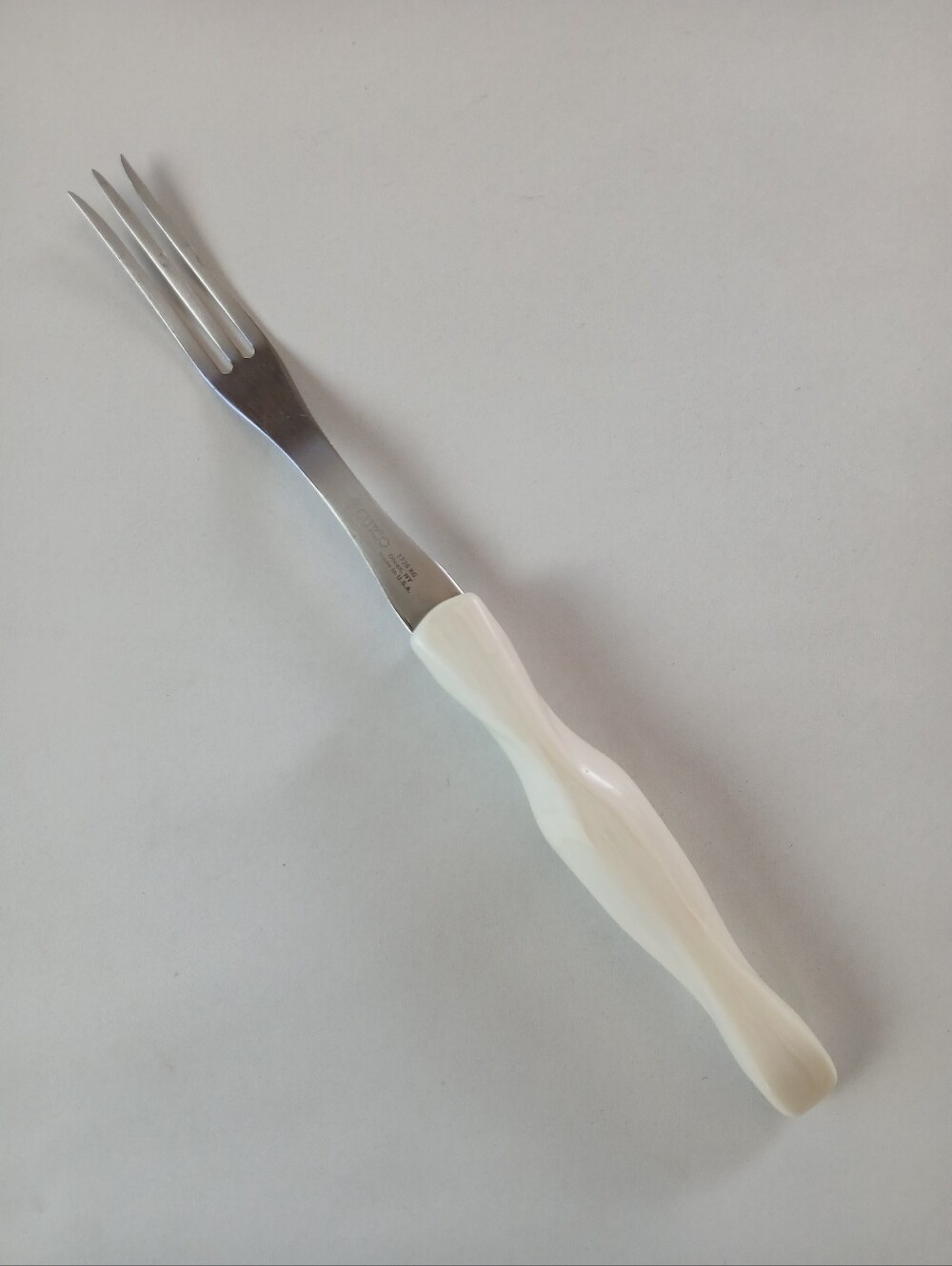 Cutco 1726 KG 3-Pronged Turning Fork With White Pearl Colored Handle